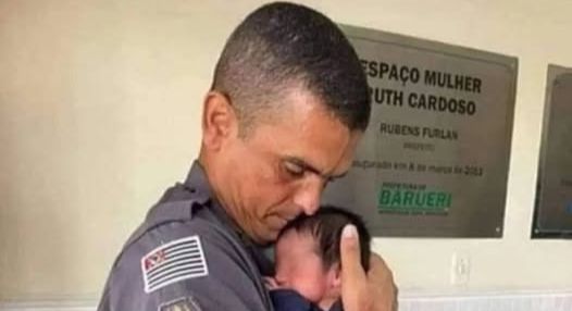 Policía con niño encontrado