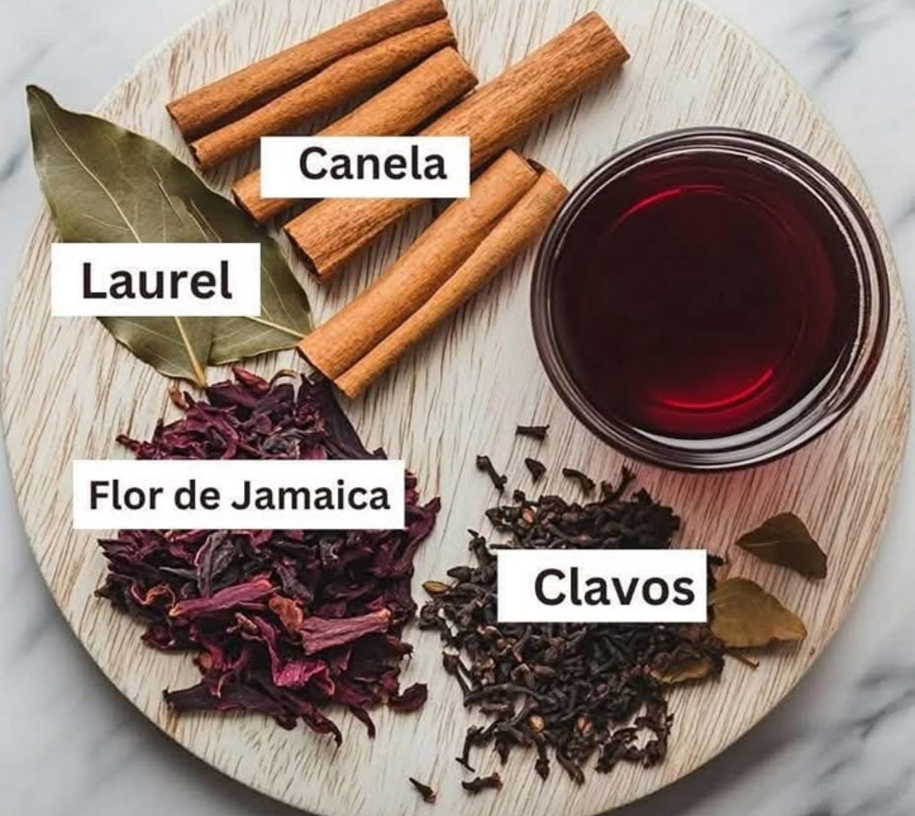 Té de canela, laurel, flor de Jamaica y clavos