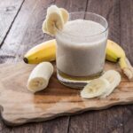 Potencia tu energía con un batido natural: plátano, leche y almendras para un día lleno de vitalidad