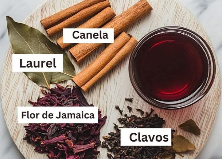 Bebida de canela, laurel, flor de jamaica y clavos