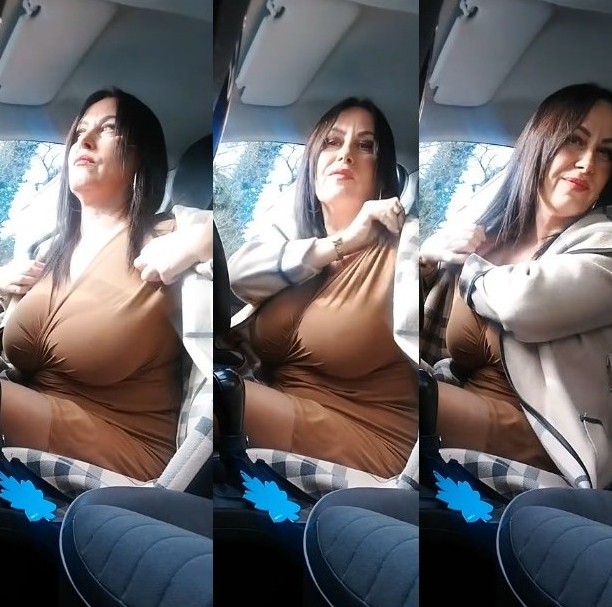 Mariela haciendo TikTok desde su auto