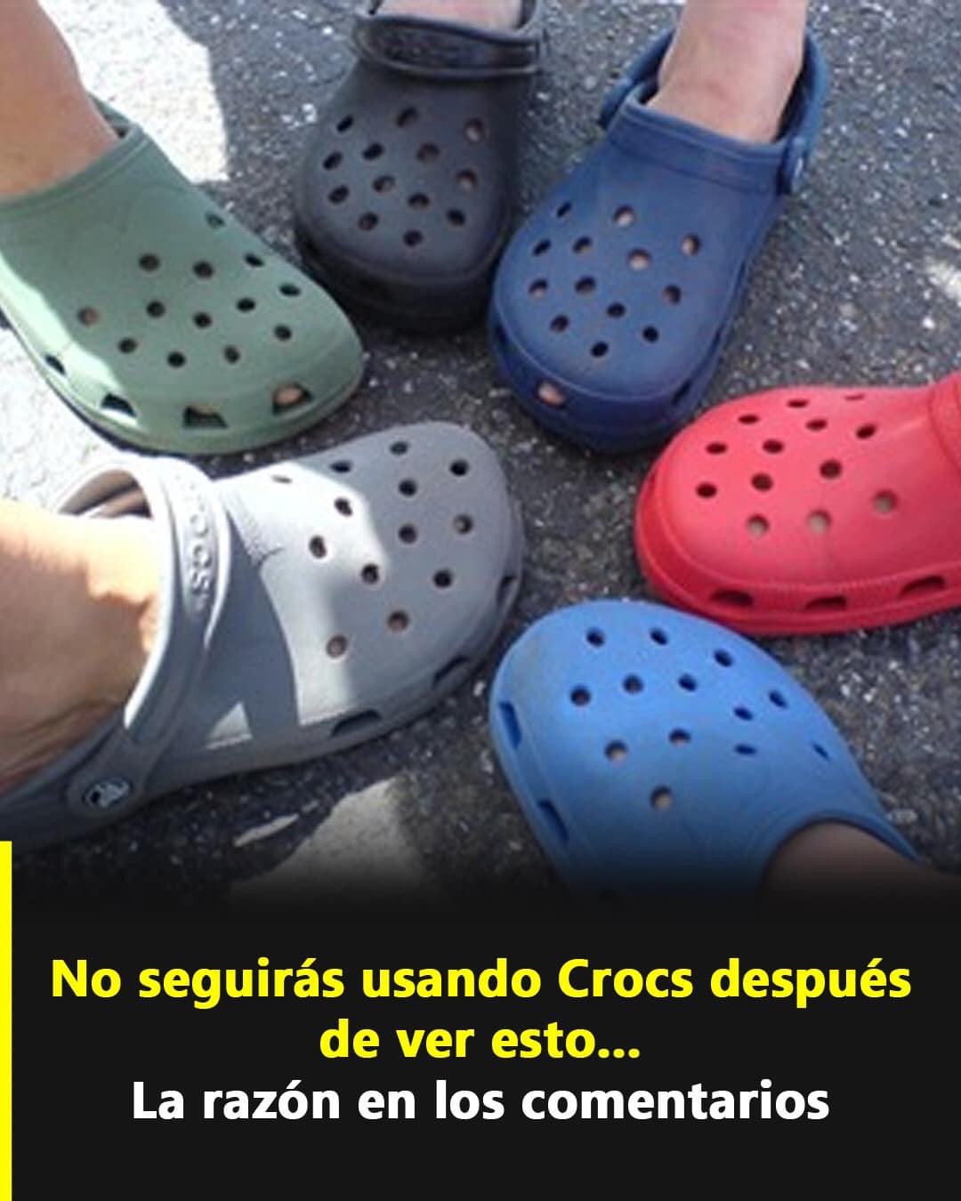Grupo de personas usando Crocs en colores variados